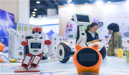 周末攜家人共赴鄭交會(huì)，萬(wàn)千海內(nèi)外特色商品任你淘，智能機(jī)器人銷(xiāo)售助陣新體驗(yàn)